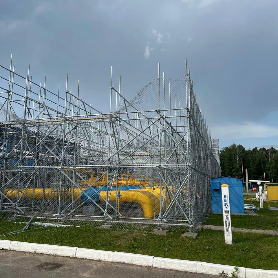 Сетчатая защитная конструкция на промышленной площадке